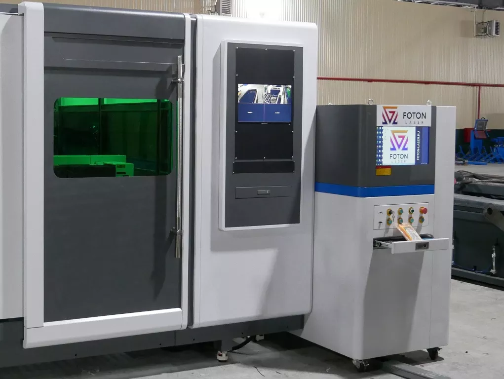 FL-L2040FHE-30000-IPG Лазерный станок для резки листового металла с кабинетной защитой и сменным столом