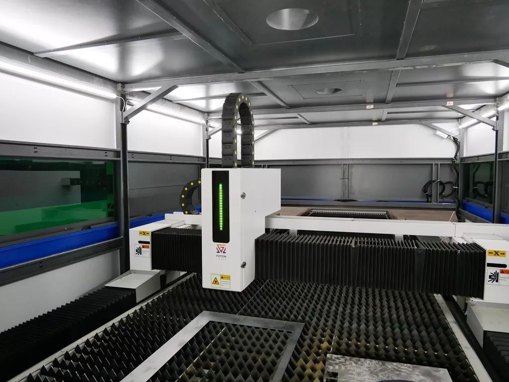 FL-L2060FEHR-3000-D350-IPG Лазерный станок для резки листового металла и труб со сменным столом и кабинетной защитой