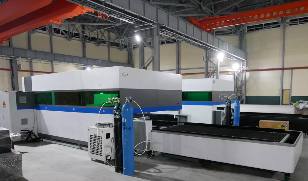 FL-L1530FEHR-3000-D220-IPG Лазерный станок для резки листового металла и труб со сменным столом и кабинетной защитой