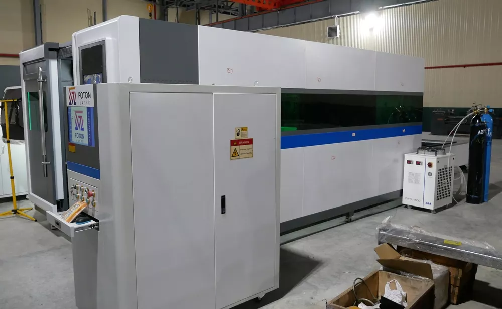 FL-L2060FHR-30000-D350-IPG Закрытый лазерный станок для резки листового металла с труборезом
