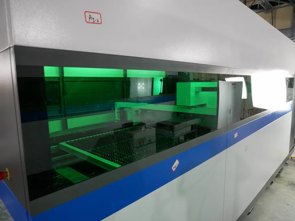 FL-L1560FH-4000-IPG Установка лазерной резки для листового металла с кабинетной защитой