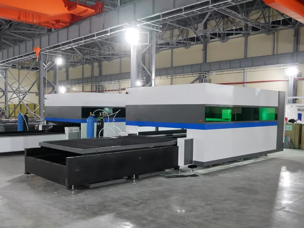 FL-L2060FEHR-6000-D350-IPG Лазерный станок для резки листового металла и труб со сменным столом и кабинетной защитой